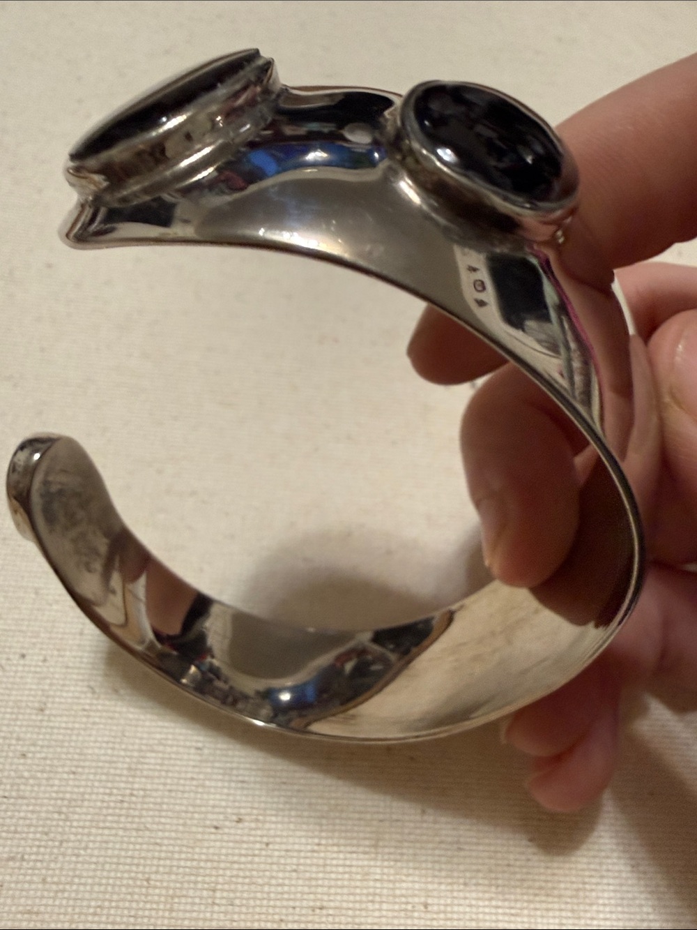 Stunning Native Hand Crafted Sterling Silver Cuff Bracelet with Black onyx Stone - Picture 8 of 16